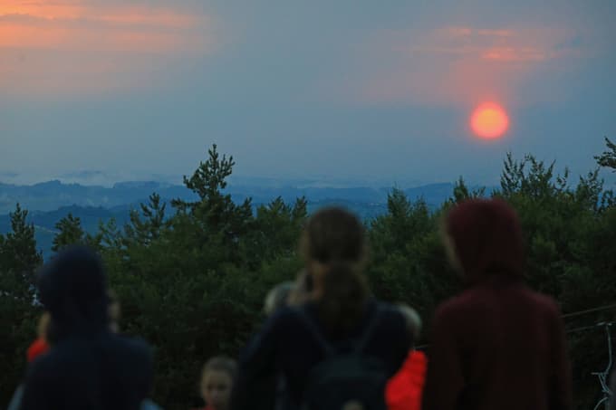 (FOTO) Po nočnem neurju nekaj sto ljudi na Pohorju pričakalo sončni vzhod in prvi poletni dan