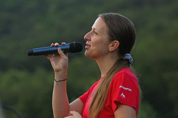(FOTO) Po nočnem neurju nekaj sto ljudi na Pohorju pričakalo sončni vzhod in prvi poletni dan