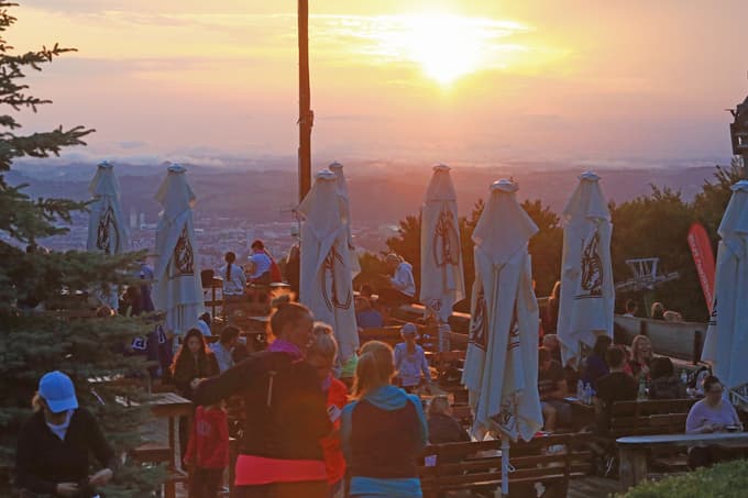 (FOTO) Po nočnem neurju nekaj sto ljudi na Pohorju pričakalo sončni vzhod in prvi poletni dan