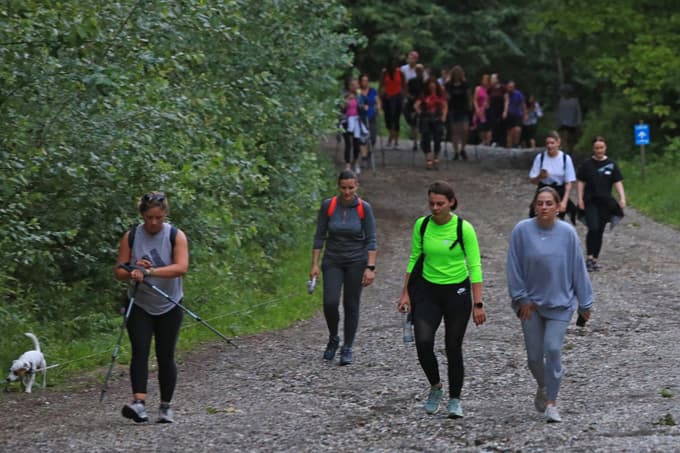 (FOTO) Po nočnem neurju nekaj sto ljudi na Pohorju pričakalo sončni vzhod in prvi poletni dan
