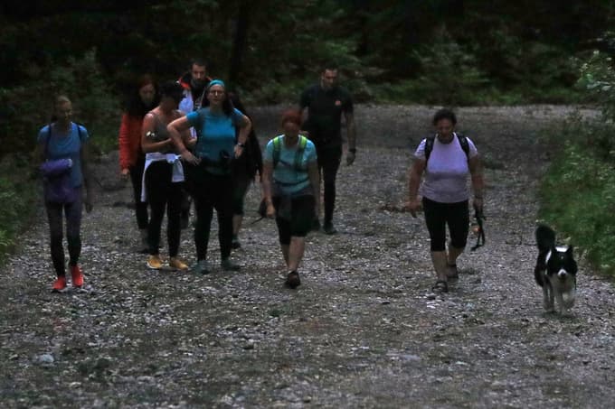 (FOTO) Po nočnem neurju nekaj sto ljudi na Pohorju pričakalo sončni vzhod in prvi poletni dan