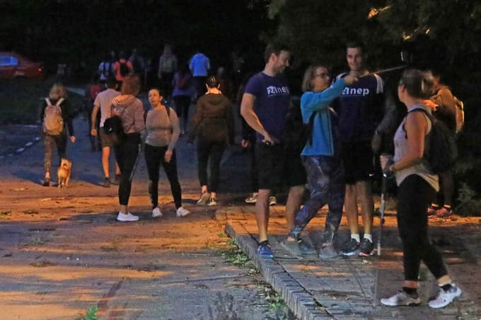 (FOTO) Po nočnem neurju nekaj sto ljudi na Pohorju pričakalo sončni vzhod in prvi poletni dan