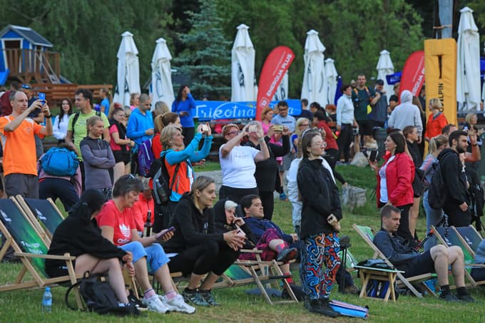 (FOTO) Po nočnem neurju nekaj sto ljudi na Pohorju pričakalo sončni vzhod in prvi poletni dan