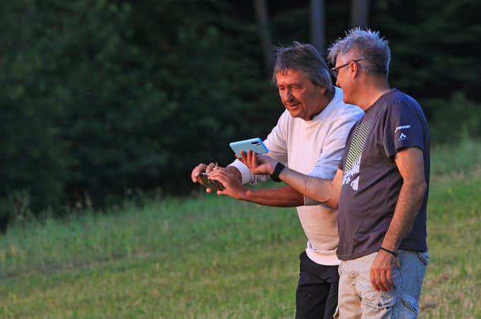 (FOTO) Po nočnem neurju nekaj sto ljudi na Pohorju pričakalo sončni vzhod in prvi poletni dan