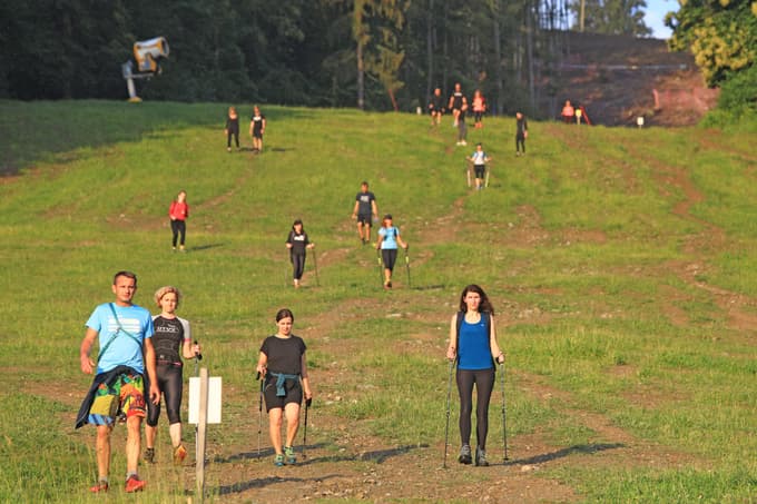 (FOTO) Po nočnem neurju nekaj sto ljudi na Pohorju pričakalo sončni vzhod in prvi poletni dan