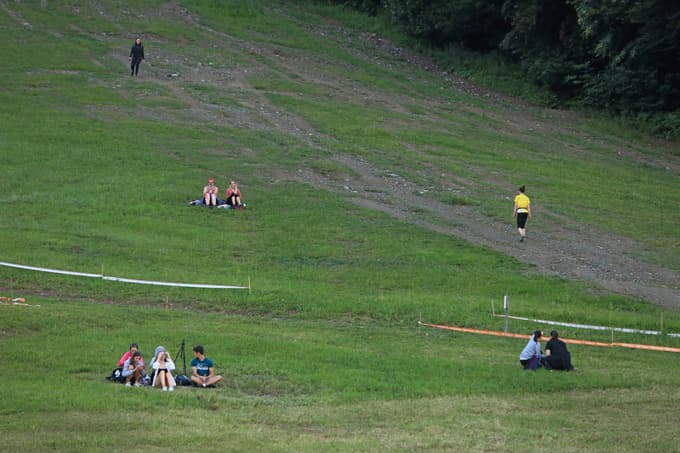(FOTO) Po nočnem neurju nekaj sto ljudi na Pohorju pričakalo sončni vzhod in prvi poletni dan