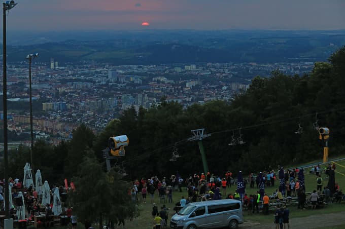 (FOTO) Po nočnem neurju nekaj sto ljudi na Pohorju pričakalo sončni vzhod in prvi poletni dan