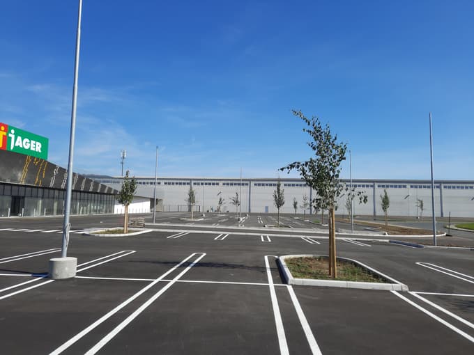 Trgovina Jager v Hočah, v ozadju nov logistični center Jagra za vso Slovenijo. Tam bo po novem tudi uprava.