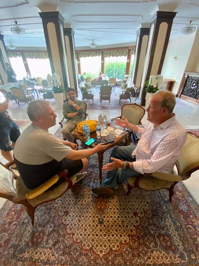 (FOTO in VIDEO) Miha Deželak na Bledu spil kavo z Jeremyjem Clarksonom!