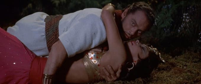 Kdo je ne bi hotel poljubiti? Leta 1959 se je v Kraljici iz Sabe tako predajala strastem s postavnim Yulom Brynnerjem.