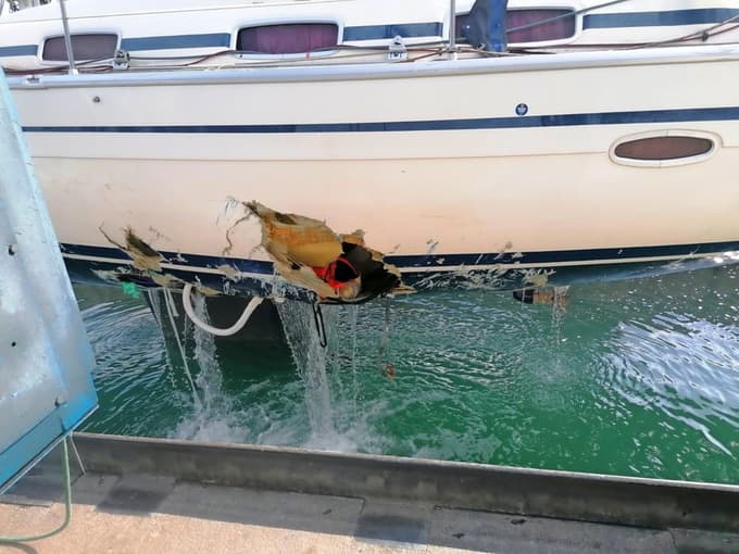 (FOTO) Izola: Tako je po tramontani videti jadrnica, zaradi katere je umrl avstrijski morjeplovec