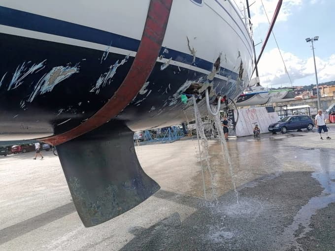 (FOTO) Izola: Tako je po tramontani videti jadrnica, zaradi katere je umrl avstrijski morjeplovec