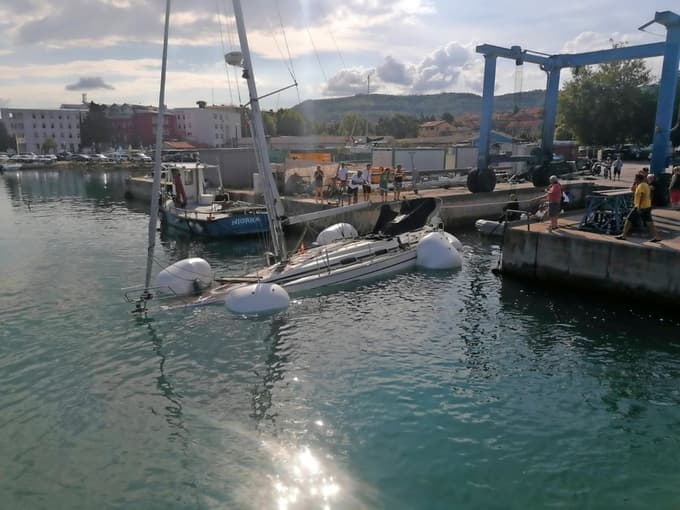(FOTO) Izola: Tako je po tramontani videti jadrnica, zaradi katere je umrl avstrijski morjeplovec