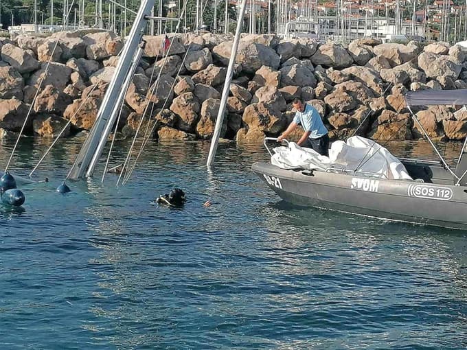 (FOTO) Izola: Tako je po tramontani videti jadrnica, zaradi katere je umrl avstrijski morjeplovec