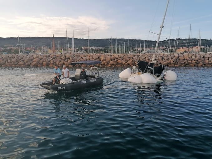 (FOTO) Izola: Tako je po tramontani videti jadrnica, zaradi katere je umrl avstrijski morjeplovec