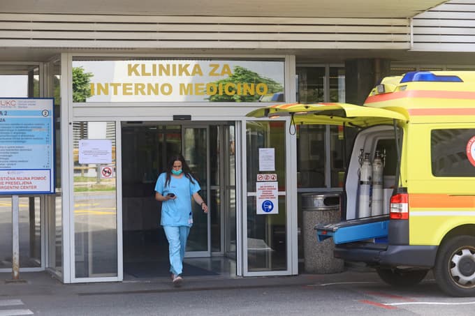 Maribor - Univerzitetni klinični center - UKC - Zdravstvo - Oddelki - Oddelek za pljučne bolezni - Odprtje novih prostorov oddelka za pljučne bolezni UKC Maribor, ki so jih slovesno predali namenu direktor UKC Maribor Anton Crnjac, strokovna direktorica UKC Maribor Nataša Marčun Varda in predstojnica oddelka za pljučne bolezni Dušanka Vidovič - Ilustracija - Tematika - Klinika za interno medicino - -