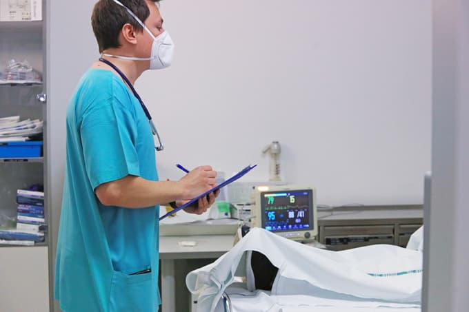 Maribor - Univerzitetni klinični center - UKC - Zdravstvo - Bolnišnice - Urgenca - urgentni oddelek - Ilustracija - Tematika - nujna medicinska pomoč - siva cona - reševalci - zdravstveno osebje - zdravstveni kader - -