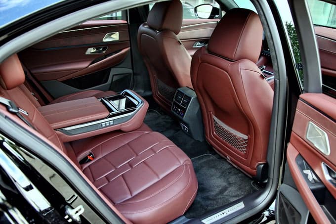 Pri avtomobilu, kot je DS 9, je menda več pozornosti usmerjene na zadnja sedeža. Za eminentne potnike je tu zelo dobro poskrbljeno.