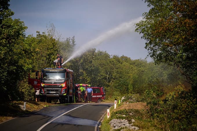 (FOTO in VIDEO) Požar na Krasu: Danes gasili tudi romunski letali, ponoči bo na delu tisoč gasilcev