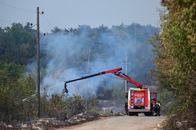 (FOTO in VIDEO) Požar na Krasu: Danes gasili tudi romunski letali, ponoči bo na delu tisoč gasilcev
