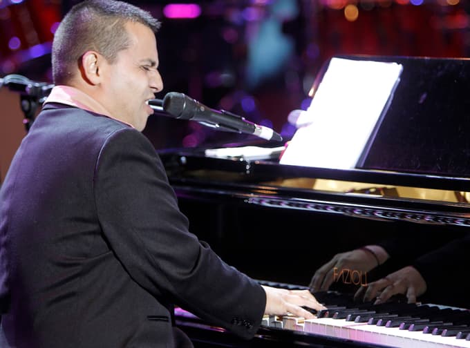 Uroš Perič & orchestra nocoj v kavarni Oz