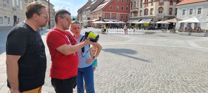 (FOTO in VIDEO) Kakšna je razlika med klopjo na soncu in klopjo v senci: S termalno kamero po mariborskih trgih