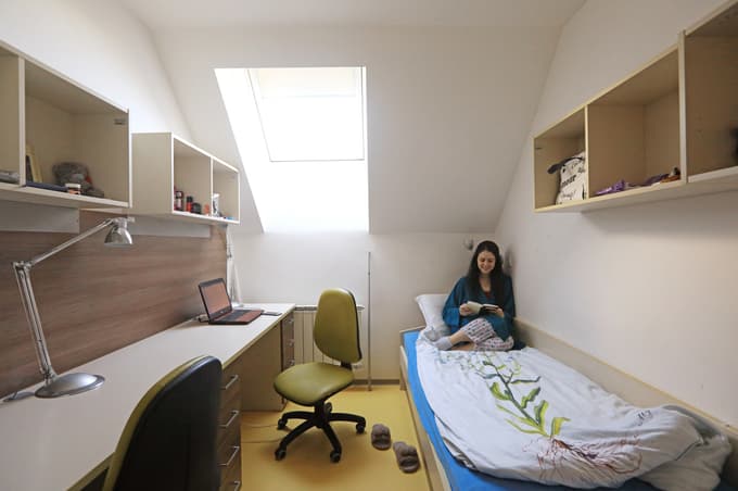 Povprečna cena sobe v Študentskih domovih Univerze v Mariboru je 142 evrov na mesec.