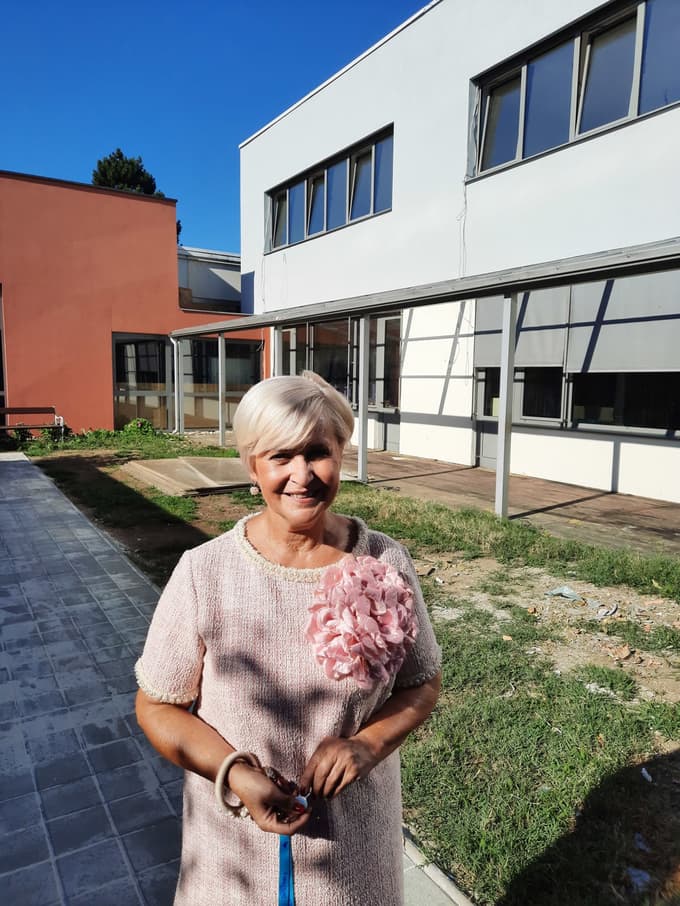 Dušanka Mihalič Mali, ravnateljica OŠ Miklavž na Dravskem polju, pred dograjenim prizidkom, v katerem so tri nove učilnice.