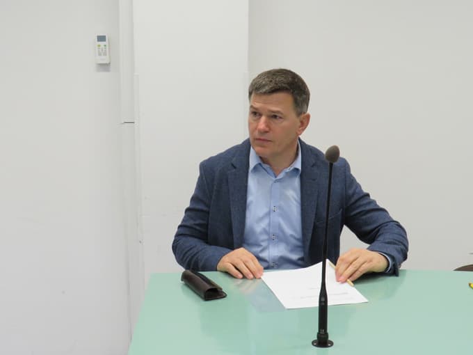 Urošu Rotniku naj bi družbo na zatožni klopi delo še ducat ljudi.