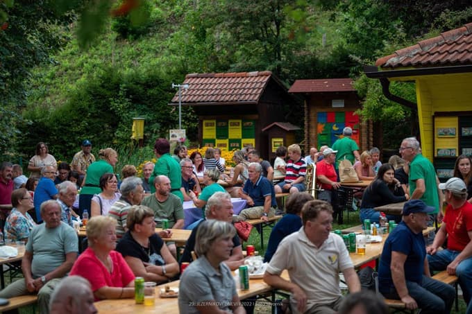 Obiskovalci na dnevu odprtih vrat lovrenških čebelarjev 