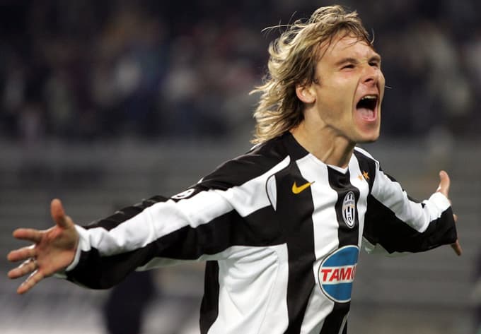 (VIDEO) Kočljiva situacija: V javnost prišel posnetek, na katerem slavni nogometaš polgola dekleta grabi za prsi