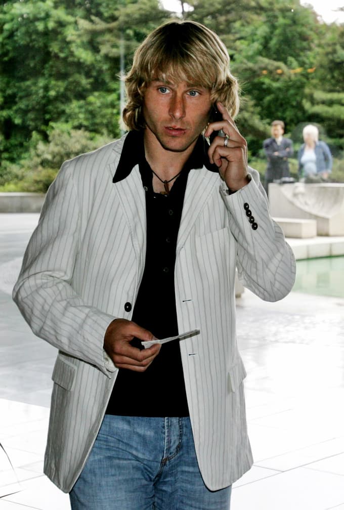 (VIDEO) Kočljiva situacija: V javnost prišel posnetek, na katerem slavni nogometaš polgola dekleta grabi za prsi