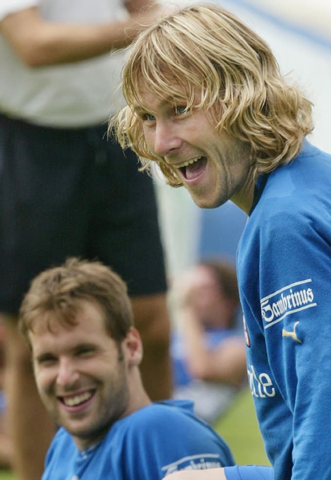 (VIDEO) Kočljiva situacija: V javnost prišel posnetek, na katerem slavni nogometaš polgola dekleta grabi za prsi