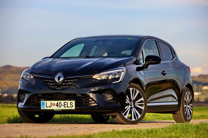 Renault clio je po osmih mesecih še najbolje prodajani avto pri nas, a konkurentje so vse bliže.