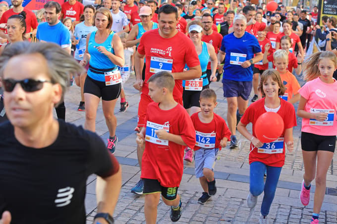 Tekači z modrimi startnimi številkami so pretekli pet kilometrov, tisti z rdečimi še enkrat toliko. 