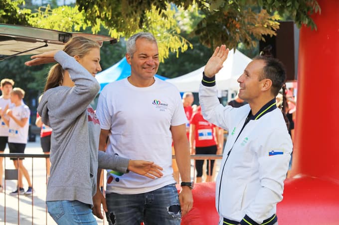 Župan Saša Arsenovič (v sredini) je naznanil start teka, Tomaž Barada (desno) se ga je tudi udeležil.