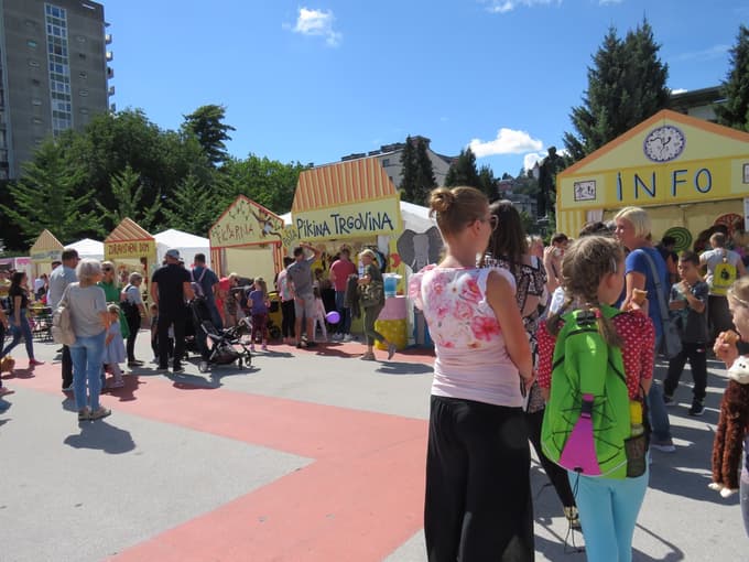 Pred nekaterimi hiškami na Pikinem festivalu je potrebno malo počakati. A dobre volje vseeno ne zmanjka. 