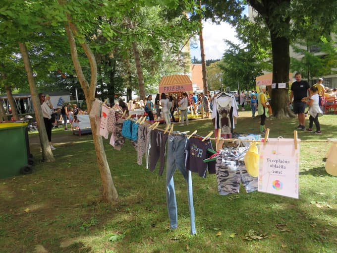 Pika je vsako leto tudi dobrodelna. Zbirajo kovančke za otroke v varni hiši, obenem lahko vsak, ki potrebuje, vzame kakšno oblačilo. 