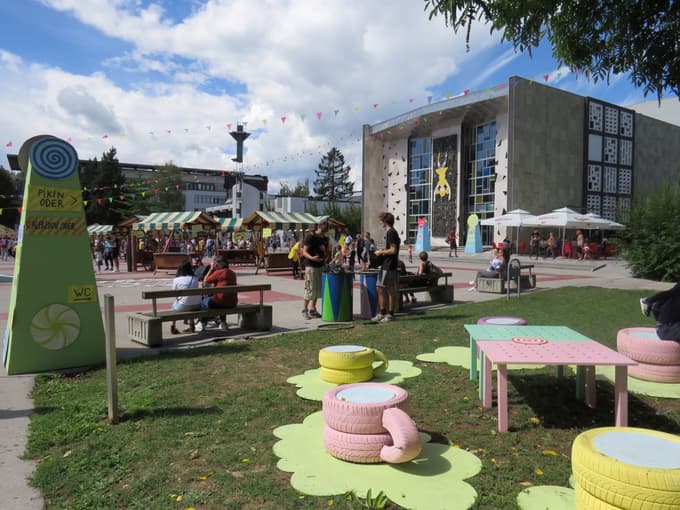 Velenje je te dni Pikino. Čas, ko si tudi fantje mirno naredijo majhne, pisane čopke. 