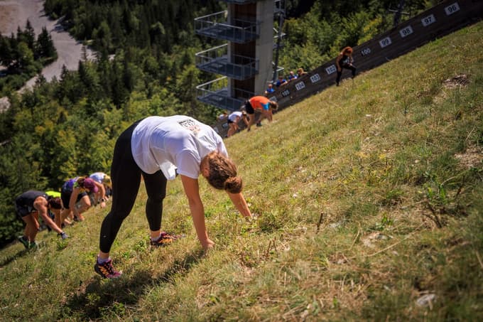 (FOTO) Najhitreje so se po letalnici bratov Gorišek povzpela stara imena. Pekoče noge je nekoliko ohladil dež