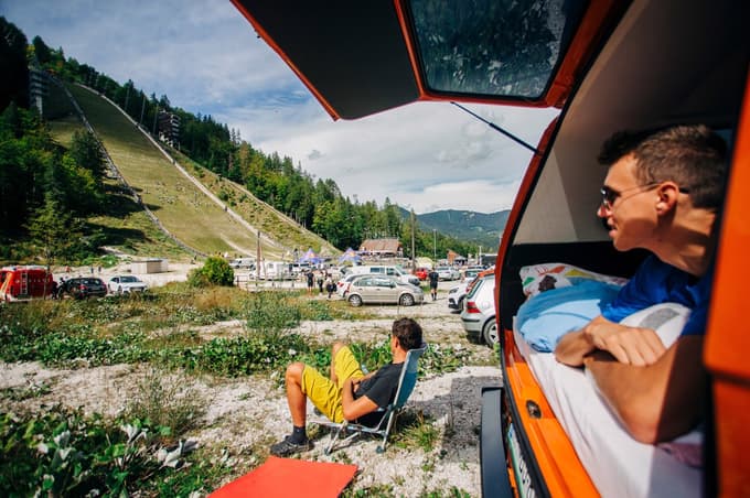 (FOTO) Najhitreje so se po letalnici bratov Gorišek povzpela stara imena. Pekoče noge je nekoliko ohladil dež