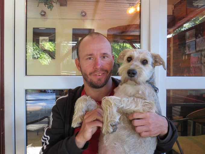 Oli in psička Carlitos, ki jo je moral pustiti v Slovenskih Konjicah.