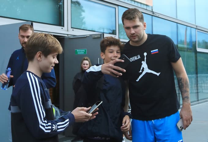 Luka Dončič z navijači v Berlinu.
