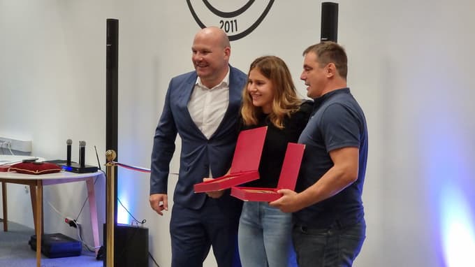 Metka Lobnik je velik obet Judo kluba Apolon Maribor - Hoče. Levo ob njej predsednik kluba Mitja Jenuš