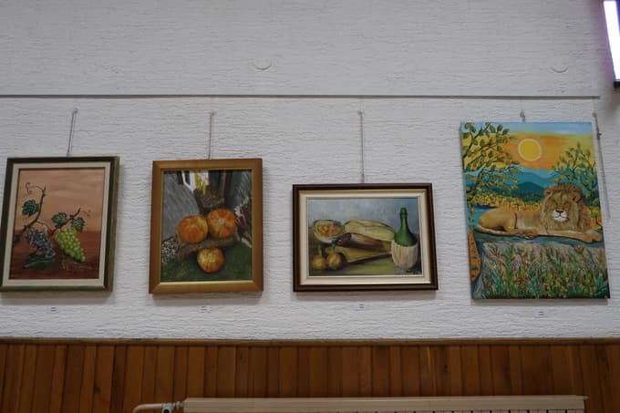 Del razstave slik članov likovne sekcije KUD Štefana Romiha Črešnjevec, ki proslavlja 100-letnico delovanja