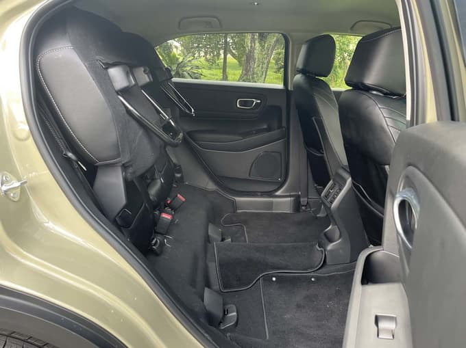 Čarobni zadnji sedeži spremenijo ta avto v uporabnega enoprostorca, vsaj deloma.