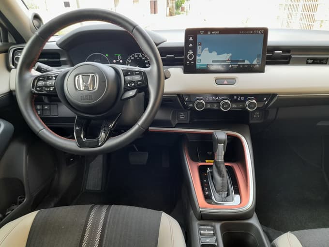 Armaturna plošča je dvonivojska, ponuja primerno kombinacijo digitalnosti in analognosti.