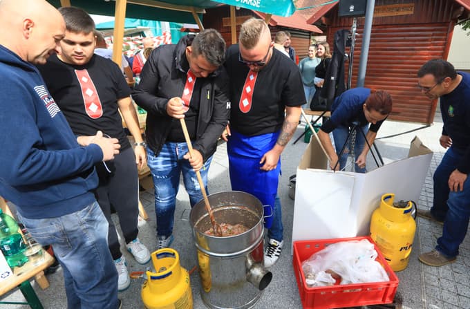 Starše - prireditev v vaško središče v Starše, kjer organizira Turistično društvo Starše - stojnice - hrana