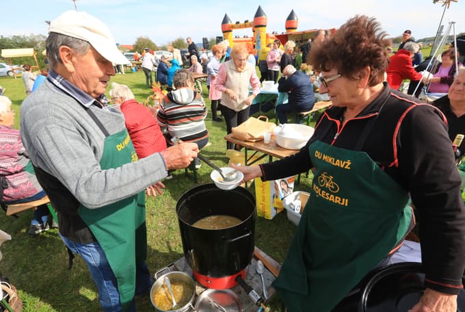 Miklavž - prireditev v organizaciji Turističnega društva Miklavž na Dravskem polju in ostalih društev občine Miklavž - stojnice - delavnice - kuhanje kisle juhe - Razstava gob