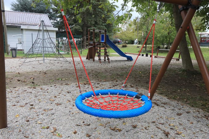 Igralo tudi za gibalno ovirane osebe - najbolj zaželena je gugalna košara ptičje gnezdo 